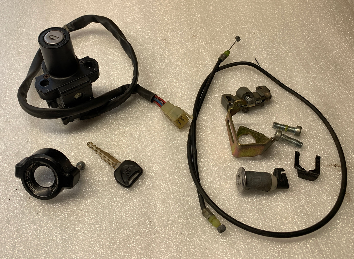 2004 Honda VFR800 Interceptor Ignition Switch w Key  VFR 800 04 05 06 07 08