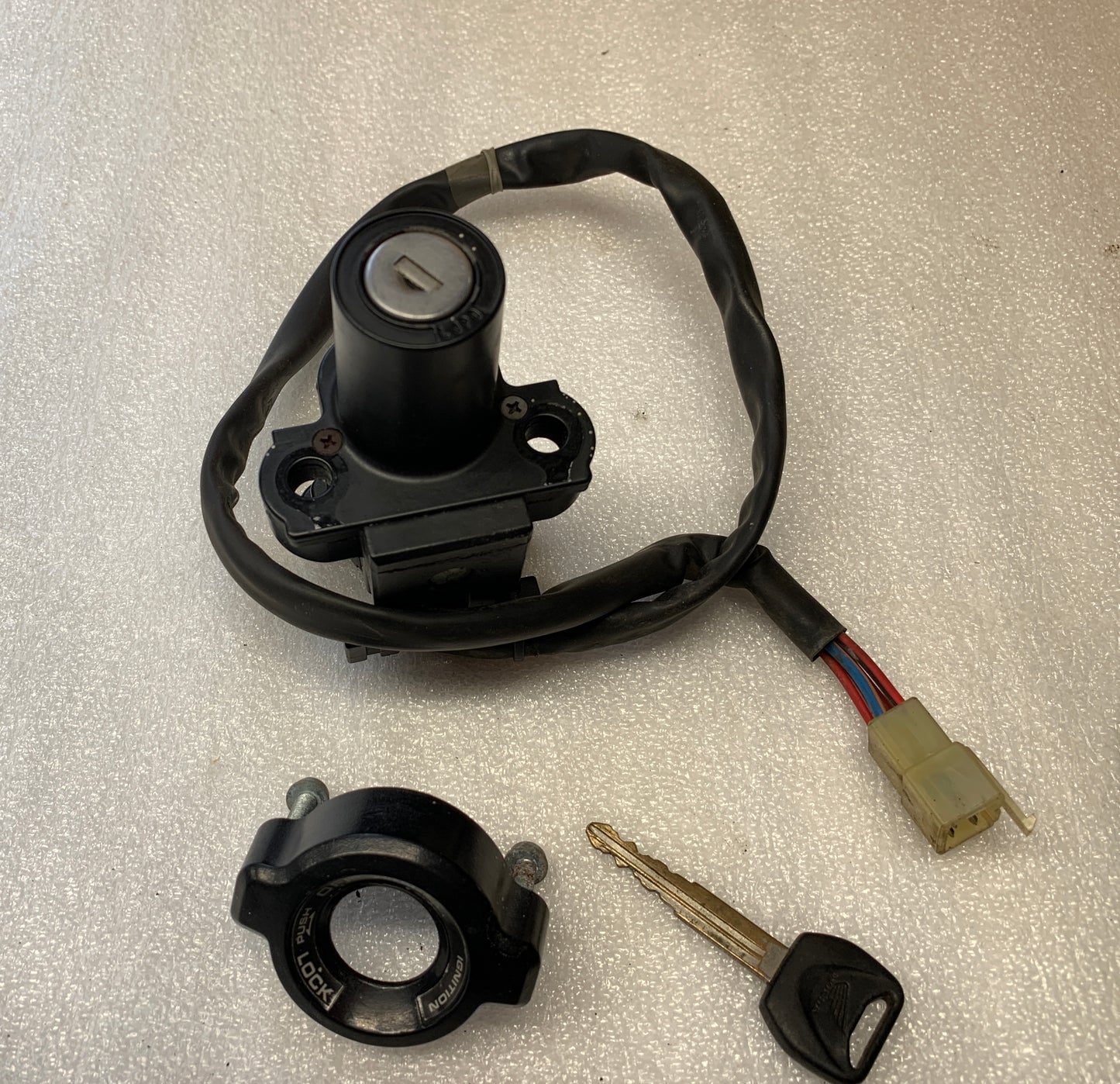 2004 Honda VFR800 Interceptor Ignition Switch w Key  VFR 800 04 05 06 07 08